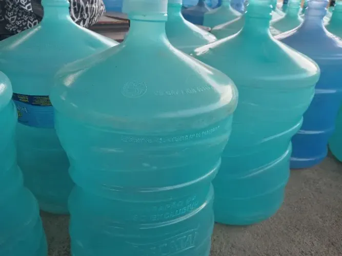Vendo Galão Água 20 litros vazio.