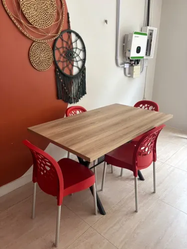 CONJUNTO DE MESA MDF + 4 CADEIRAS VERMELHAS FORT PLÁSTICO