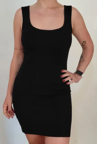 Vestido tubinho preto, aberto nas costas