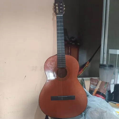 Vende se esse violão