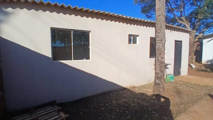 Casa de dois cômodos grandes (Kitnet)