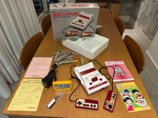 Videogame Nintendo Famicom (Nintendinho 8 bits) com mod-AV e RF completo na caixa
