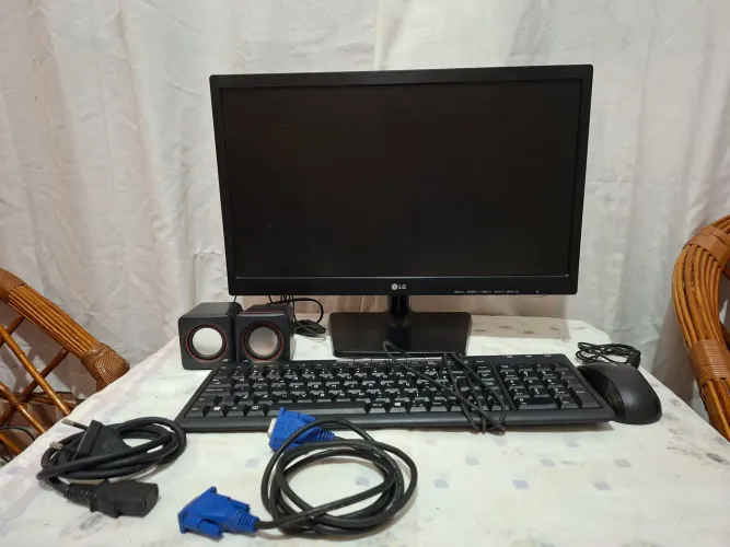 Monitor LG + teclado, mouse e caixas de som
