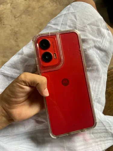 Celular moto G35 na cor coral