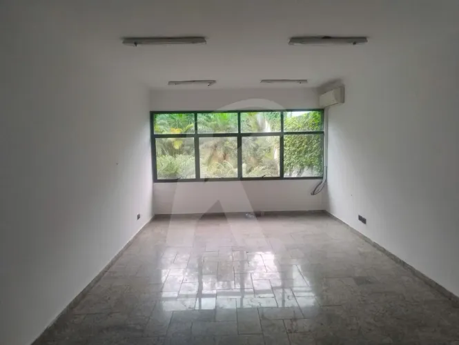 Sala Comercial na Av. Água Fria: Visibilidade e Conforto para seu Negócio
