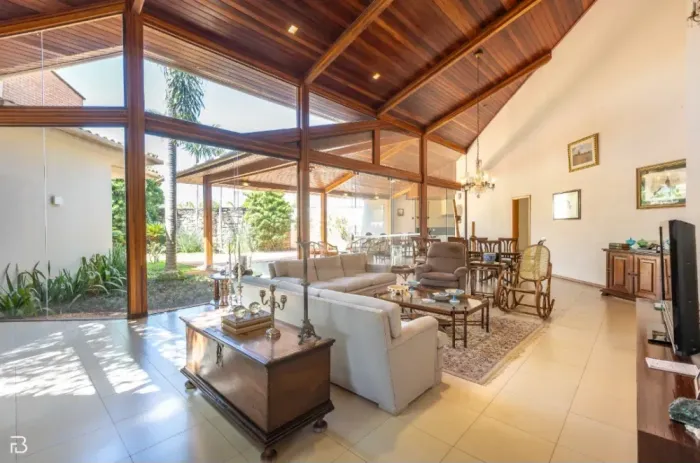 Casa à venda no Condomínio Bosque Karaíba.