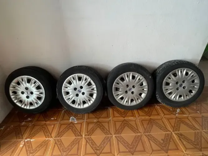 Vendo 4 pneus Aro 15, com rodas de ferro e calotas do New Fiesta 1.5 hatc 2015.