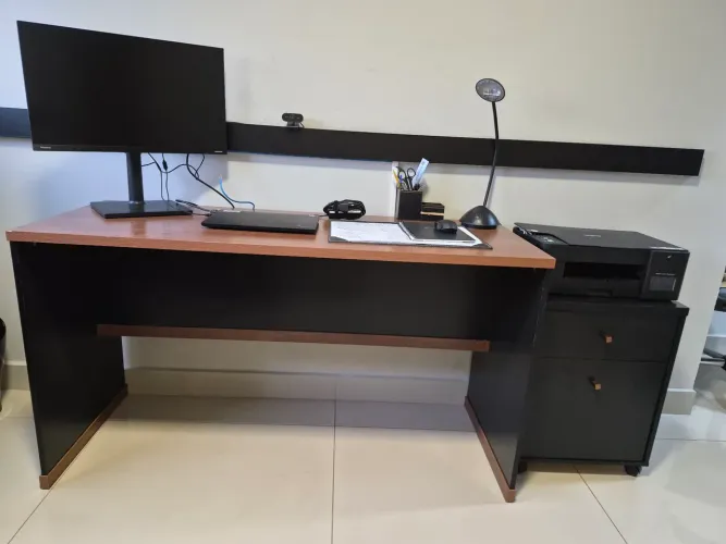 Mesa de Escritório e gaveteiro