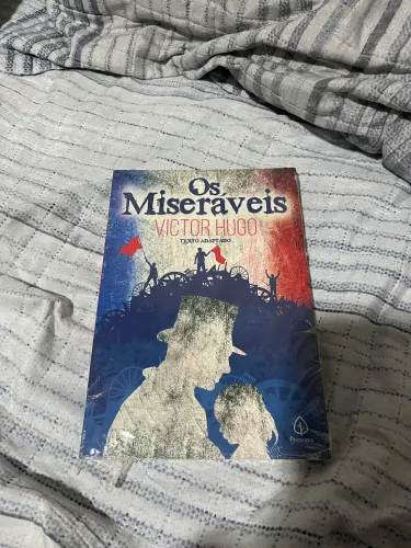 Livro Os miseráveis (versão com texto adaptado)