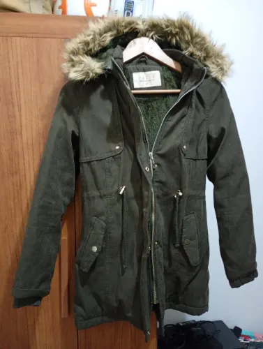 Casaco de frio verde musgo felpudo com capuz tamanho P