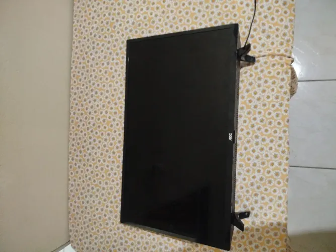 Vendo TV AOC 32 polegadas com problema no display (listras) acompanhada com controle 