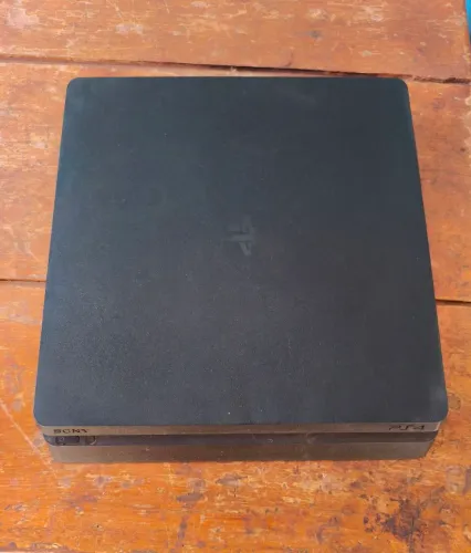 Vende-se Playstation 4 Semi-novo com 2 controles