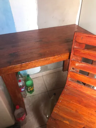 Vende se mesa de madeira