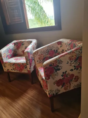Par de Poltronas Floral Estampa Rosas - Madeira Maciça - Conservadas