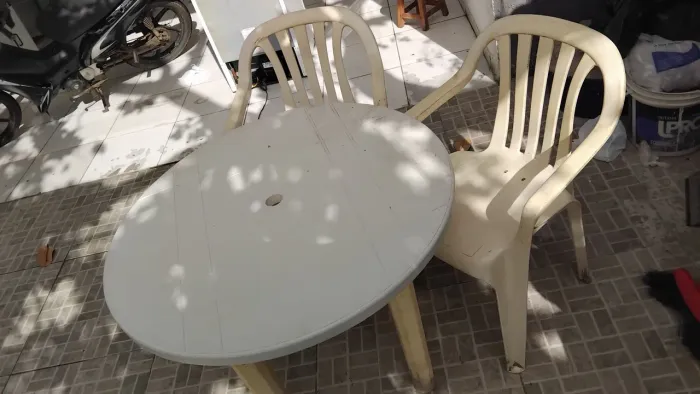Mesa e cadeiras