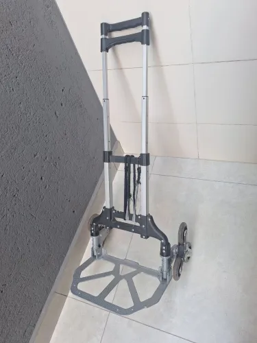Carrinho de carga dobrável em alumínio com sistema de rodas triplas para subir escadas.