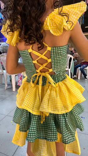 Dois conjuntos junino verde e amarelo . Tema copa