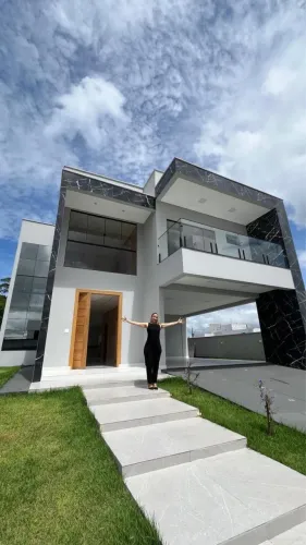 Casa com piscina em Condomínio alto padrão.