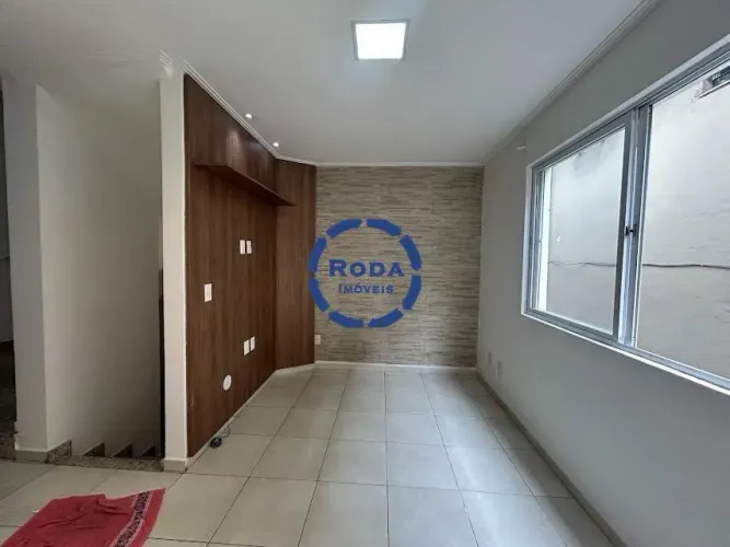 Casa de Condomínio em Santos - 2 Suítes, Quintal com Churrasqueira e Permuta