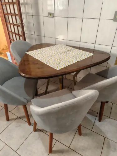 Mesa com 4 cadeiras