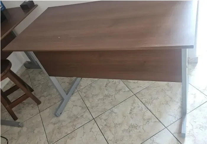 mesa de escritório/escrivaninha marrom mdf