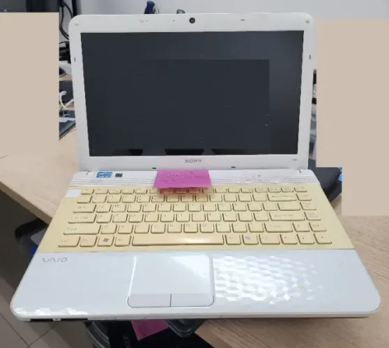 Notebook Sony Vaio branco funcionando