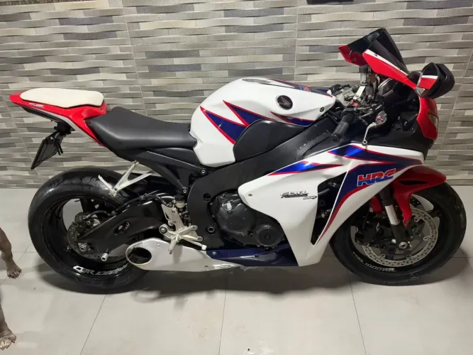 VENDO OU TROCO POR CARRO DO MESMO VALOR CBR 1000cc. FIREBLADE