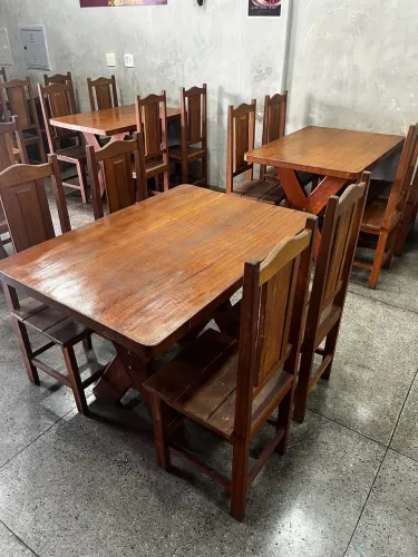 Mesa de madeira maciça