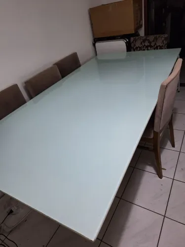 Mes de vidro temperado com base de madeira laqueada.medida2,20 por 1m.Pequenaavaria na bas