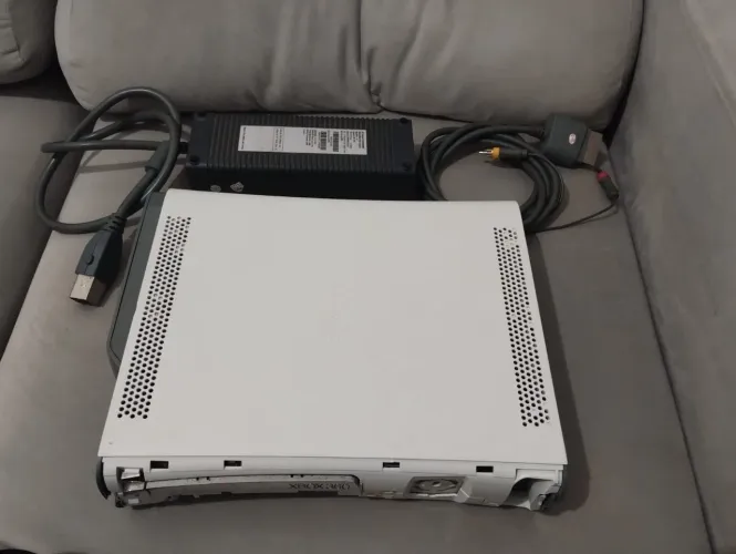 Xbox 360 branco FAT ( sem controle)