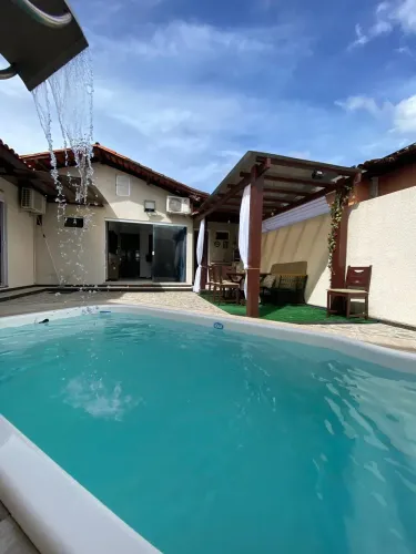Excelente casa em cond. com 3 suítes, piscina e churrasqueira