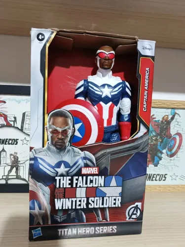 Falcão Capitão América com aza e escudo 30 cm