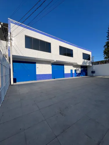 ALUGA-SE PRÉDIO COMERCIAL
