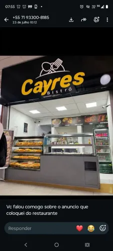 Passo restaurante em um shopping em funcionamento