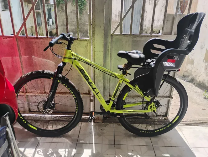 Bicicleta Colli em bom estado, vem com suporte para Criancas para ate 21 quilos.