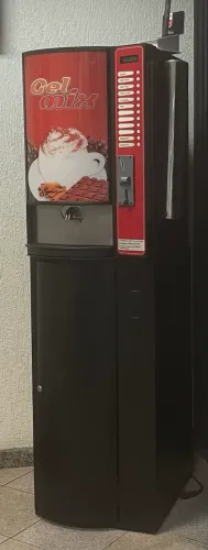 Máquina de café e outras bebidas solúveis