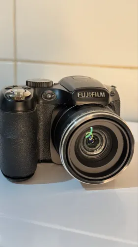 Câmera Fujifilm FinePix S2980- foto estilo cybershot G7x anos 2000