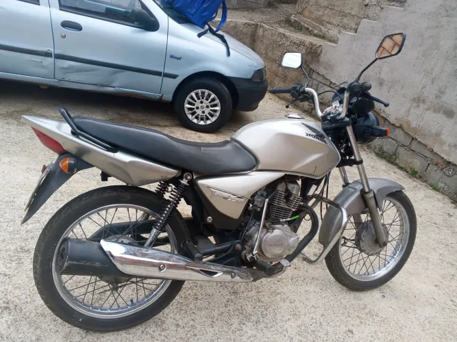 Vendo Titan ks 150 . Vendendo urgente . Passando por 8 500 . Moto boa aguenta o trampo