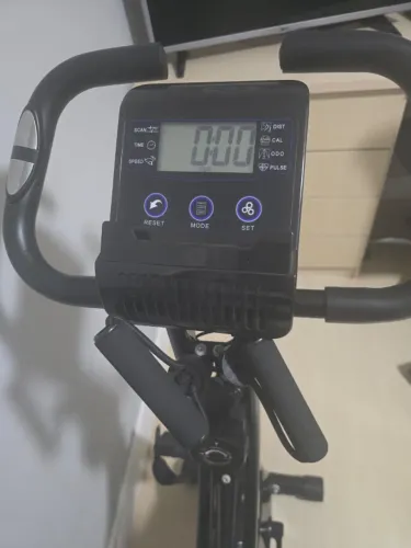 Bicicleta ergométrica vertical dobrável