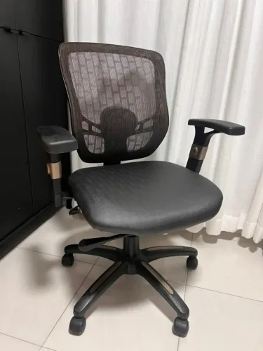Vende-se Cadeira de Escritório Ergonômica com Inclinação - Tela Mesh