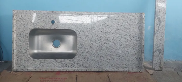 Pia granito com cuba inox e acabamento