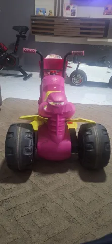 Triciclo elétrica infantil.