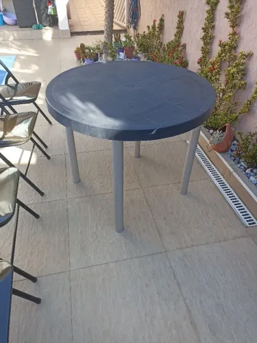 Mesa plástica com pés de alumínio 