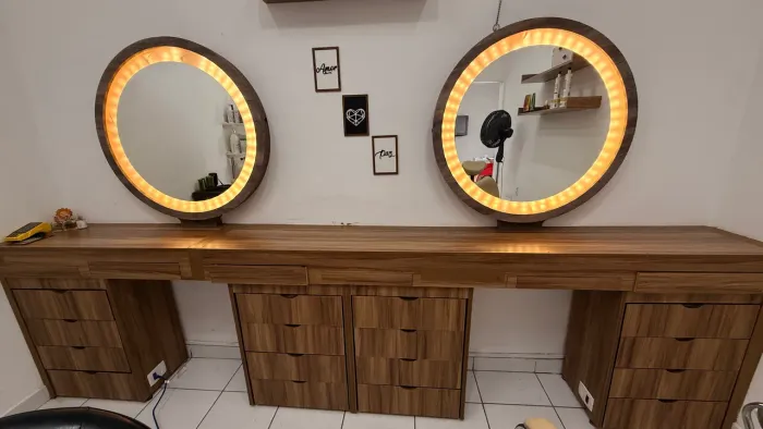 Móvel de Salão com Espelhos