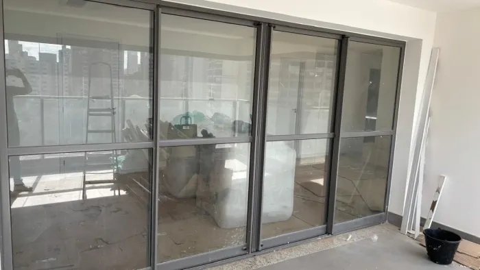 Porta Balcão correr 04 folhas cinza 3,87 x 2,17