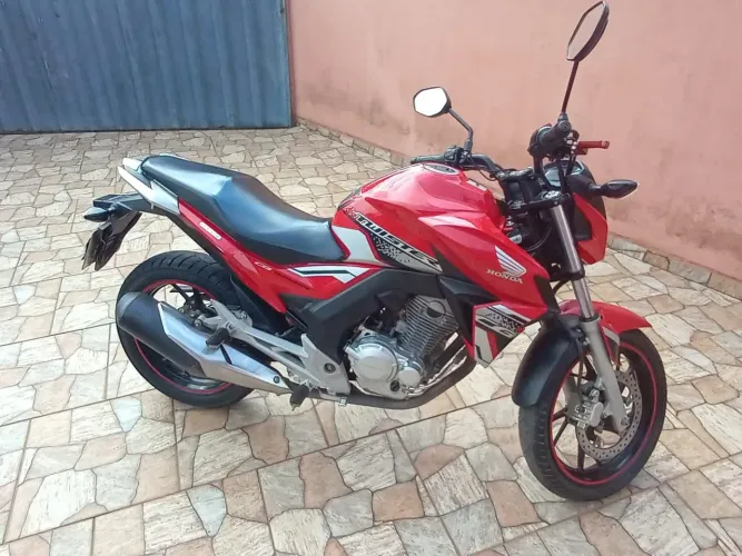 Vendo cb Twister 250 cc , 2016 toda em dia