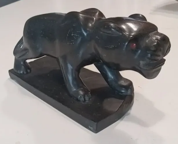 escultura de pantera negra em quartzo preto polido- pedra semi-preciosa