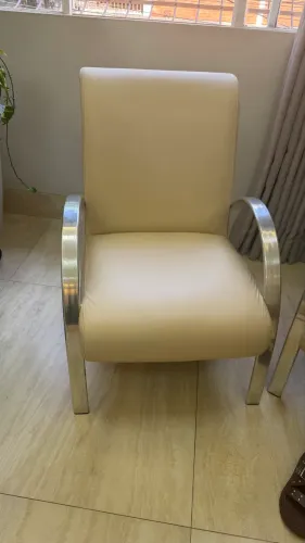 DUAS POLTRONAS ESTOFADAS