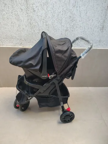 Carrinho de bebê com bebê conforto