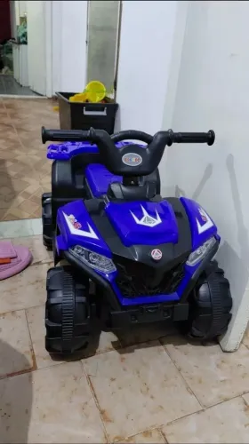 Quadriciclo elétrico infantil